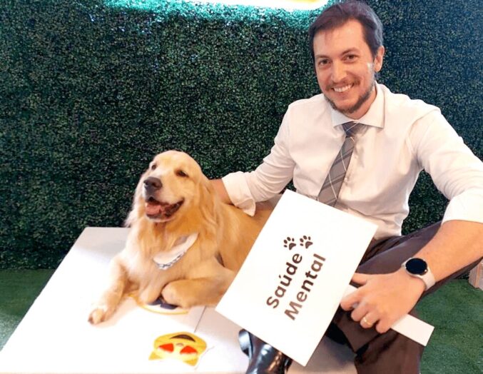 A man next to a golden dog, where the latter is standing, and a landing with the words Estamo conectados, the logos of Biolab and Avert below. Above them, the logo of the Conectados cause.