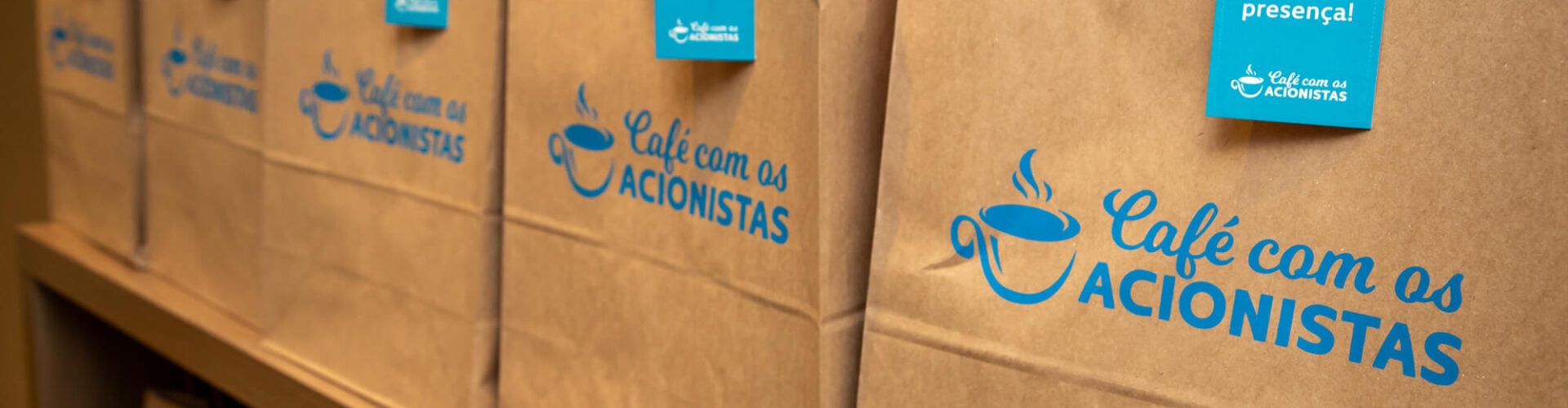 Gifts for the participants of the event: coffee with the shareholders, logo bags