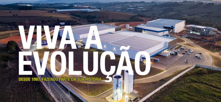 Banner com uma foto aérea da planta Biolab em Pouso Alegre e o texto Viva a Evolução por cima