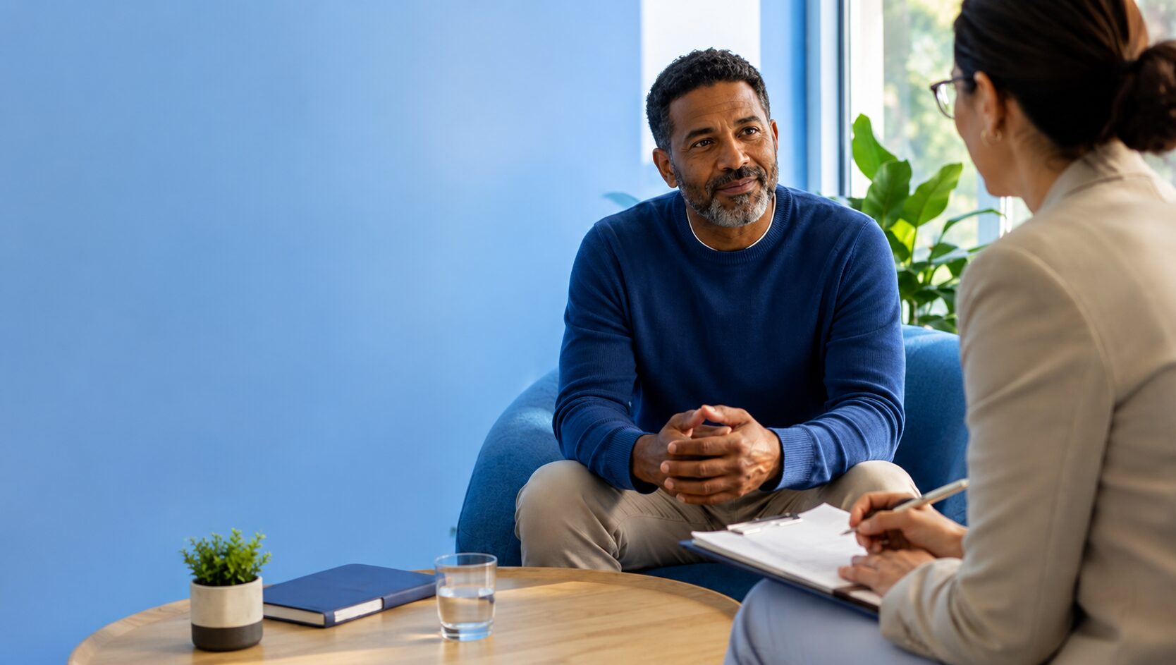 Un paciente habla con una psicóloga durante una consulta sobre salud mental y bienestar emocional