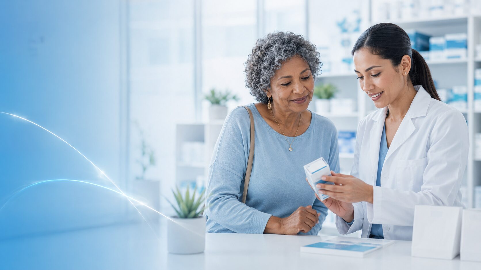 Una farmacéutica asesora a un paciente sobre un medicamento genérico para el tratamiento cardiovascular